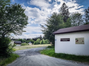 Schild an Garage