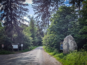 Steinbruch-Wanderweg-Stein am Wanderparkplatz Hinteres Buchhaus