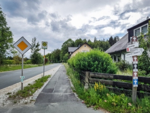 Wegweiser oberhalb des Gasthofs