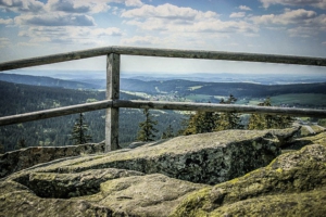 Blick über das Geländer am Haberstein