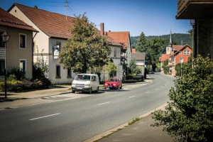 An der Hauptstraße in Weißenbrunn entlang