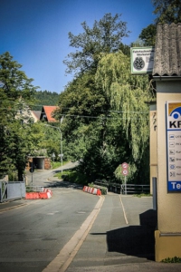 Auf die Alte Straße nach rechts abbiegen