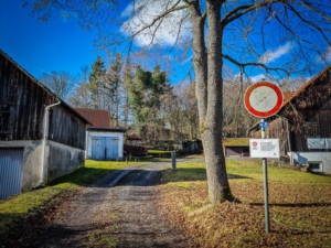 Zwischen den Gehöften hindurch