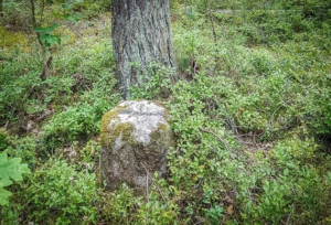 Grenzstein oben weiß