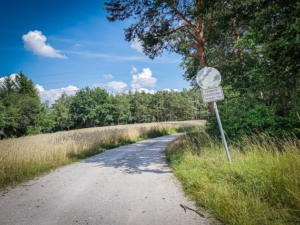 Auf mittlerem Weg an Schild vorbei