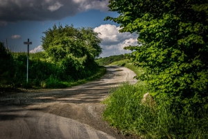 Nach rechts auf Feldweg