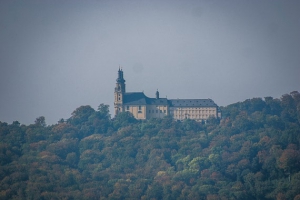 Blick hoch zu Kloster Banz