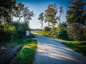 Wegkreuzung mit Sitzgruppe und Kruzifix