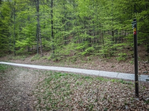 Einmündung auf breiten Schotterweg