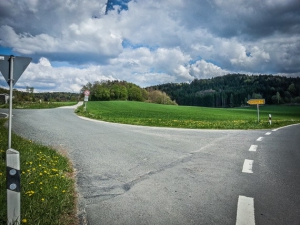 Geteerter Weg Richtung Strahlenfels