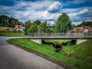 Über Brücke in den Ambros-Gehring-Weg