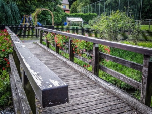 Über Holzbrücke am Sportplatz vorbei