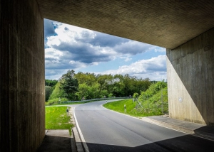 Unter Autobahn hindurch