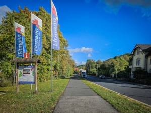 Kurz an Landstraße entlang