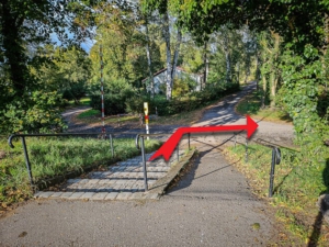 Breite Treppe hinunter und dann nach rechts