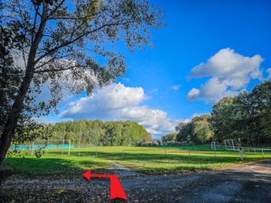 Am Sportplatz links abbiegen