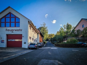 Nach Eschenbach hinein und am Feuerwehrhaus vorbei bergauf