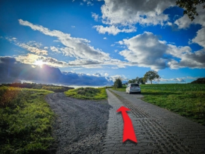 Auf dem gepflasterten Weg geradeaus nach oben