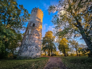 Der Wallburg Aussichtsturm hoch über Eltmann