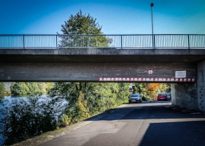 Unter großer Straßenbrücke Mainbrücke