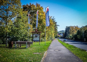 Kurz an Landstraße entlang