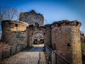 Das massive Tor der Ruine Altenstein