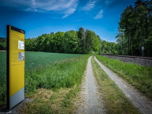 Gelbe Stele Bahnwanderweg