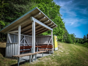 Schöner Unterstand mit Bänken