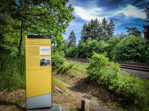 Weitere gelbe Stele beim Anstieg