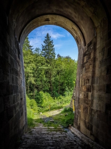 Durchs nächste gewaltige Tor