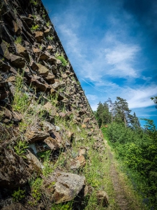 Beeindruckende hohe Bahndamm-Wand