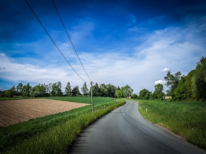 Schmale Straße über Freifläche