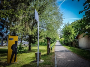 Weitere Stele nach rotem Backsteinhaus