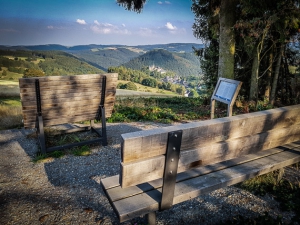 Aussichtsbänke mit Blick auf die Burg Lauenstein