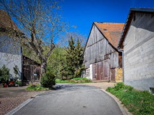 Kleine Straße bergauf