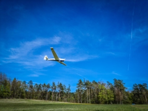 Segelflugzeug über der Friesener Warte