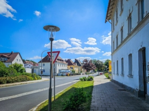 An ehemaligen griechischen Gasthof vorbei
