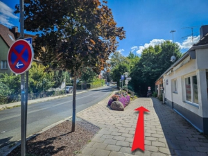 Nach ca. 200 Metern nach unten in Richtung einer Unterführung