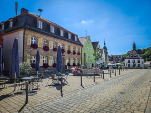 Bergauf und am Markplatz entlang