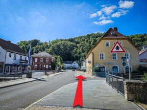 Immer noch geradeaus, aber bergab und über den Fluss Pegnitz