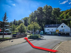 Kurz vor der Hauptstraße „Ihre“ Straße nach links überqueren