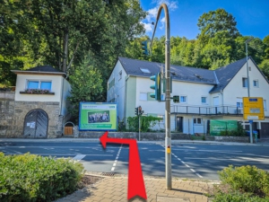Auf anderer Straßenseite kurz nach links