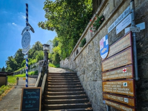 Anfangs auf Treppenstufen hinauf auf den Pegnitzer Schlossberg