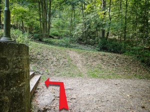 An der Mauer nach links und am Kriegerdenkmal vorbei