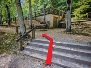 Oberhalb der vier Treppenstufen nach links abbiegen