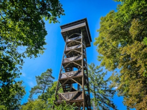 Oben angekommen auf dem Schlossberg mit seinem Aussichtsturm hoch über Pegnitz