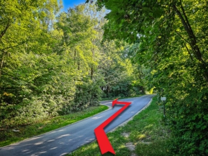 An nächster, ruhiger Ortsstraße kurz nach rechts oben dann links