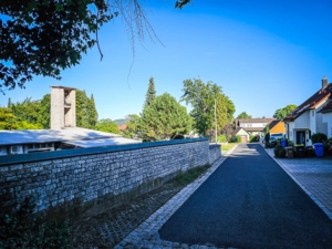 Am Friedhofsgelände entlang bergab