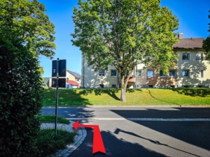 An der Hauptstraße nach links unten abbiegen