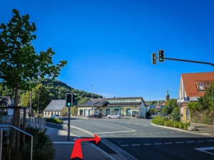 An der Fußgänger-Ampel die Straße überqueren